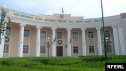 Döwletmämmet Azady adyndaky Türkmen milli dünýä dilleri institutynyň binasy. Arhiw suraty. 