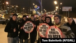 Активисты движения "СтопХам" позируют, держа в руках стикеры. Москва, 13 февраля 2015 года.