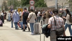 Люди, покидающие Иран через пограничный переход Агарак с Арменией