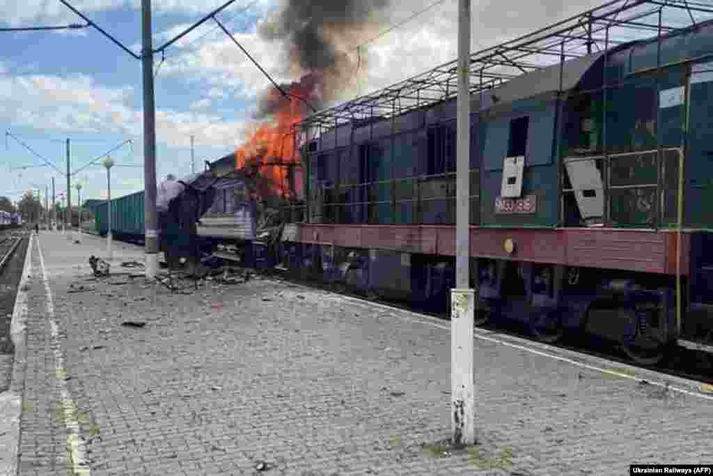 Воз опремен со мрежа против дронови изгоре откако беше погоден од дронови на станицата Шостка во североисточна Украина на 4 октомври. Неколку лица, вклучувајќи деца, наводно биле повредени во нападите, а едно лице било убиено. Второто од двете дронови наводно удрил додека спасувачките екипи реагирале на првиот напад.