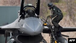 Imagine de arhivă: Un pilot al forțelor aeriene belgiene urcă la bordul unui F-16, înainte de un exercițiu NATO de poliție aeriană. Lituania, 14 ianuarie 2020.