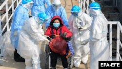 Medical staff transfer patients to the newly completed Huoshenshan temporary field hospital in Wuhan, China, on February 4.