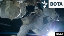 Atronauti i NASA-s, Terry Virts, gjatë një ecjeje hapësinore më 2015. 