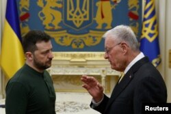 ვოლოდიმირ ზელენსკი და კით კელოგი კიევში 20 თებერვალს.