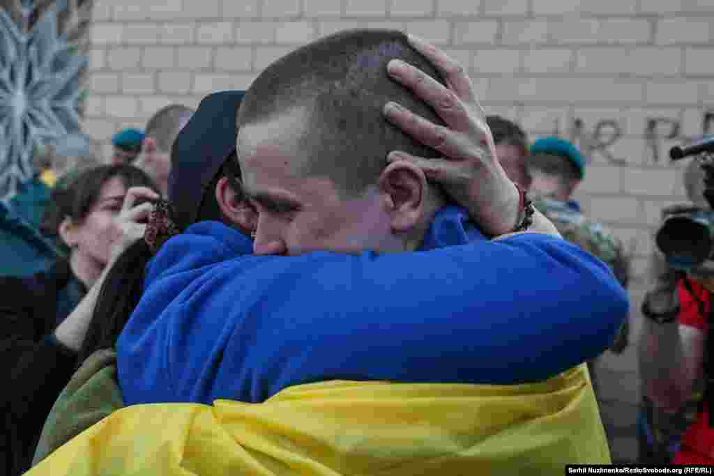 Мама обіймає сина, який повернувся з російського полону. У цей день український захисник дізнався, що у нього народився племінник