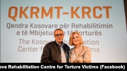 Ramadan Nishori me Feride Rushitin, drejtoreshë ekzekutive e Qendrës Kosovare për Rehabilitimin e të Mbijetuarve të Torturës, pas daljes së tij publike ku pranoi se ishte dhunuar seksualisht nga forcat serbe.