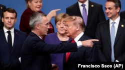 Отношения Дональда Трампа с союзниками по НАТО никогда не были простыми. На фото - его дискуссия с генеральным секртарем альянса Йенсом Столтенбергом на саммите НАТО в 2019 году