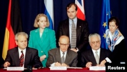 Президент Сербії Слободан Мілошевич (ліворуч), президент Боснії і Герцеговини Алія Ізетбегович (в центрі) та президент Хорватії Франьо Туджман підписують Дейтонську мирну угоду, 21 листопада 1995 року