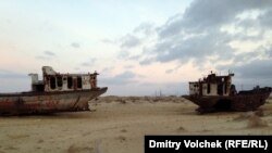 Жарым кылымдын ичинде эле дүйнөдөгү эң ири делген Арал көлү бул аймакта сууну ысырапка учураткандан улам соолуп баратат. 