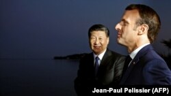  Emmanuel Macron (dreapta)și Xi Jinping la Beaulieu-sur-Mer, pe riviera franceză, în martie 2019