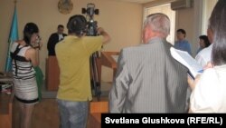 Оглашение приговора  по второму делу  Мухтара Джакишева в Сарыаркинском суде №2. Астана, 21 июня 2012 года.