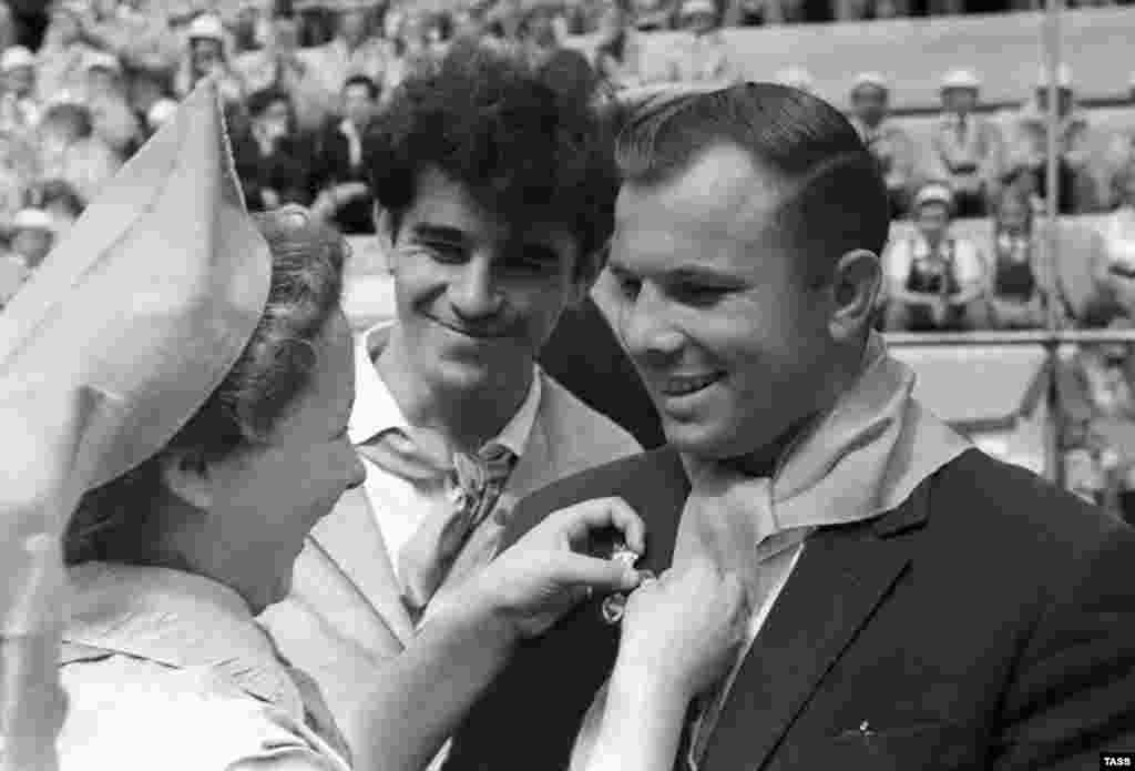 Вернувшись на Землю, Гагарин был удостоен звания Героя Советского Союза и вошел в мировую историю.