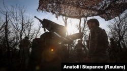 На фото: військовослужбовці 148-ї ОАБр ЗСУ готуються до стрільби з самохідної гаубиці «Цезар» поблизу Покровська, 23 листопада 2025 року