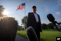 Президент Дональд Трамп спілкується зі ЗМІ перед вильотом на базу Ендрюс, штат Меріленд. Вашингтон, США, 1 липня 2025 року