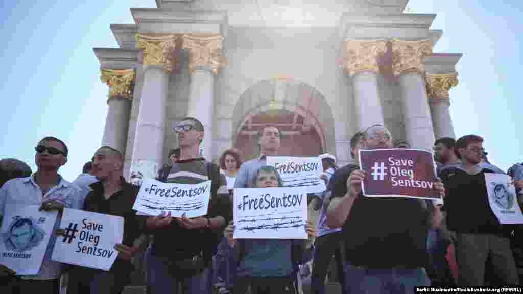 У різних країнах світу 1 і 2 червня проводять акції на підтримку українського режисера з Криму Олега Сенцова, який оголосив голодування в колонії №8 в російському місті Лабитнангі (Ямало-Ненецький автономний округ)