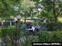 Daniel Zamfir face naveta între foișorul din grădină și locul unde îl așteaptă jurnaliștii.