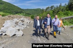 Fostul ministru al Economiei, Bogdan Ivan (al doilea din stânga), pe șantierul lucrărilor de la salina Praid.