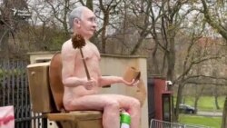 «Голий Путін» на «золотому» унітазі: у Чехії протестували проти дій Кремля – відео