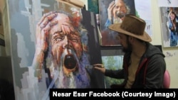 نثار ايثار په خپل سټوډيو کې پر پو انځور کار کوي