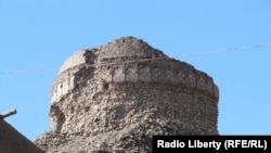 که څه هم دا اثار زیات دي، خو موږ غواړو چې له هستوپو مو خبر کړو، هستوپې هغه برجونو ته وايي پر کومو به چې د بودایانو د وخت حاکمې طبقې د خپل ښار لپاره پیرې درولې او ټول ښار به له همدغه ځایه کنټرولېده.