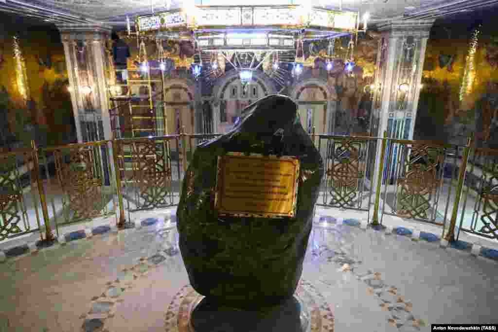 Напис на першому камені, закладеному у фундамент головного собору Збройних сил Росії: &laquo;В ім'я Отця і Сина і Святого Духу, ця головна святиня збройних сил Російської Федерації була закладена в честь Воскресіння Христового Патріархом Московським і всієї Русі Кирилом, Президентом Російської Федерації В.В. Путіним і Міністром оборони Росії С.К. Шойгу. 19 вересня 2018 року&raquo;