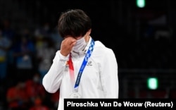 Айсулуу Тыныбекова во время церемонии награждения Олимпийских игр в Токио. 4 августа 2021 года