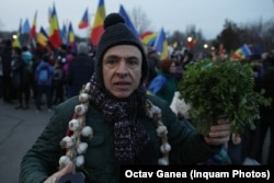 Un protestar a sosit la mitingul de lângă Piața Izvor cu usturoi în jurul gâtului