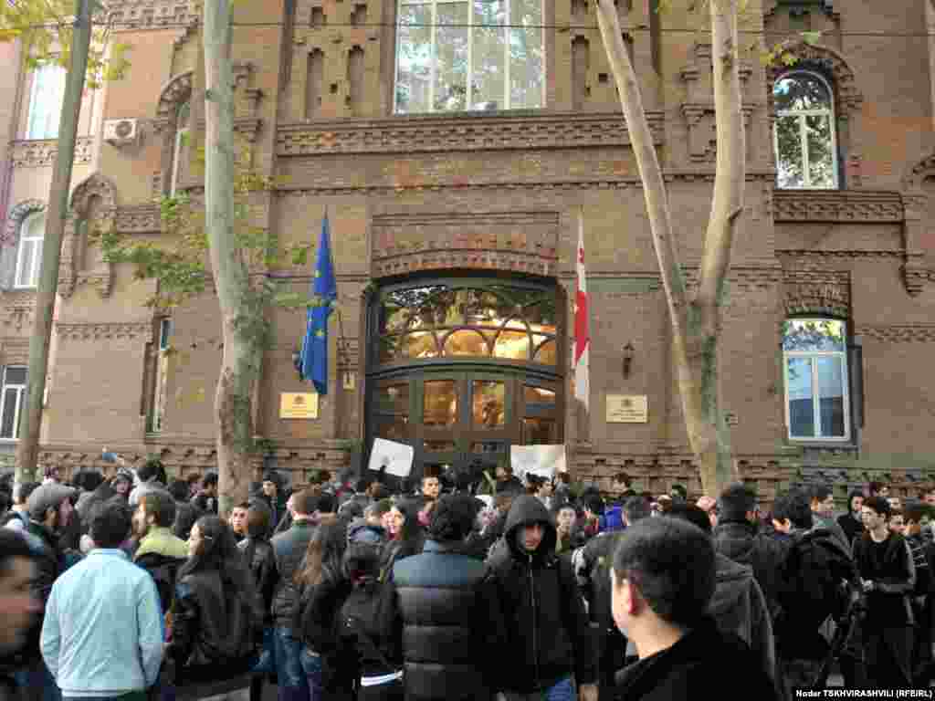 მეთორმეტეკლასელების საპროტესტო აქცია განათლების სამინისტროს შენობასთან დაიწყო - პარლამენტის წინ შეკრებილი თბილისის სკოლების რამდენიმე ათეული მეთორმეტეკლასელი 2010-2011 სასწავლო წლის საატესტატო გამოცდებს აპროტესტებს.