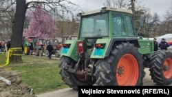 Vozila su parkirana u noći između četvrtka i petka, 14. mart 2025.