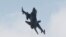 Турецкий истребитель F-16 взлетает с авиабазы близ Аданы. 27 июля 2015 года.