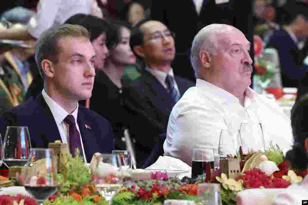 Під час візиту в Китай Олександр Лукашенко взяв із собою свого сина Миколу. На цьому фото вони удвох під час прийому після параду