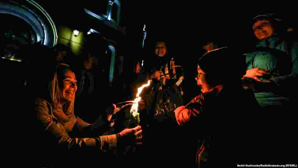 Існує вірування, що, якщо в тебе чиста душа, &laquo;благодатний вогонь&raquo; тебе не опече