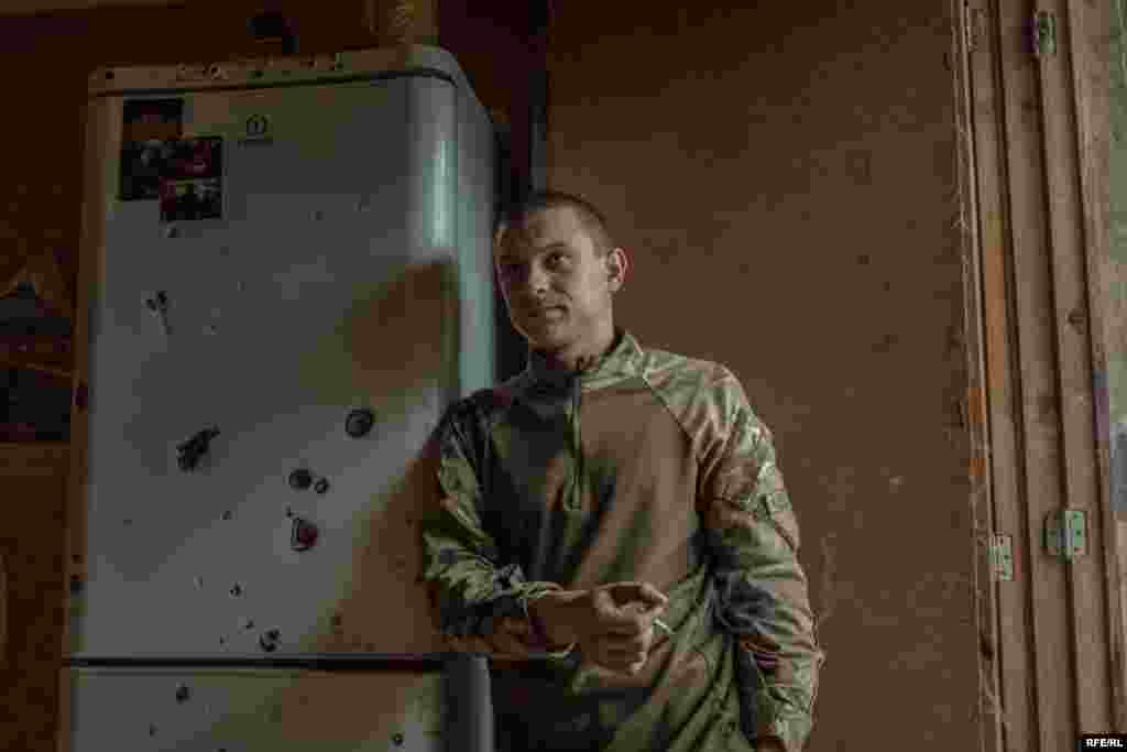 Біля зрешеченого кулями холодильника стоїть &laquo;Чікатіло&raquo;, що отримав позивний від серійного вбивці радянської епохи. До війни він був водієм таксі