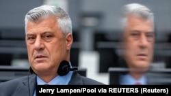 Ish-presidenti i Kosovës, Hashim Thaçi, gjatë paraqitjes pranë Dhomave të Specializuara në Hagë. 