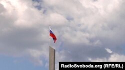 Российский флаг на площади Ленина в Донецке. Его подняли ко Дню России, который на оккупированных территориях объявили «государственным праздником»