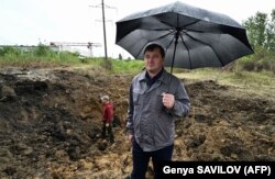 Генеральний директор Південноукраїнської АЕС Ігор Полович біля воронки від вибуху російської ракети на території ПАЕС, що неподалік міста Південноукраїнськ Миколаївської області. 20 вересня 2022 року