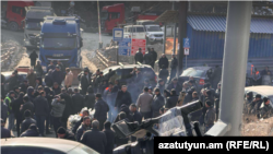 Сотрудники Зангезурского медно-молибденового комбината снимают бюллетень, рабочие бастуют, Каджаран, Сюникская область, 3 февраля 2025 г.