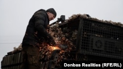 Український військовий ремонтує американський танк M1A1 SA Abrams, грудень 2024 року.