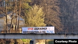 Transparent sa ispisanom porukom protiv elektrana na Plivi.