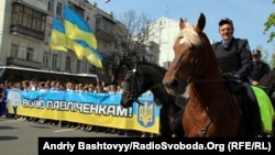 Понад пів тисячі футбольних фанатів взяли участь у марші на захист родини Павліченків, Київ, 27 квітня 2013 року