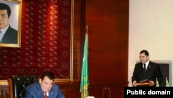 Berdimuhamedow ilkibaşda käbir oňyn ädimler äden hem bolsa, Nyýazowyň häkimiýet başyna geçen ýyllaryndaky ýaly häzirki prezidentiň hem öz şahsyýet kultuny barha ýaýbaňlandyryp başlanlygy aýdylýar.