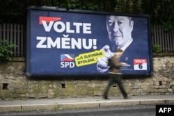 Bilbord s porukom krajnje desne partije koja poziva Čehe da "glasaju za promenu", 26. septembar 2025.