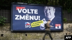 Пішохід проходить повз передвиборчий плакат ультраправої партії, яка закликає чехів «голосувати за зміни»
