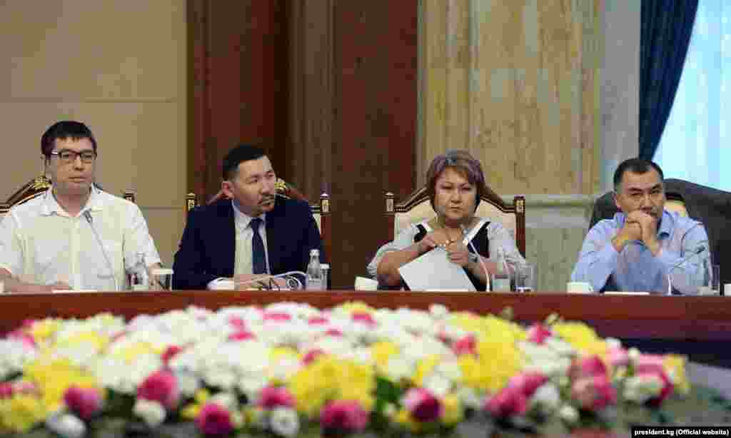 &laquo;У&nbsp;всех нас одна миссия&nbsp;&mdash; развитие Кыргызстана, укрепление ее&nbsp;независимости, свободы, демократических ценностей, согласия. Как говорил великий писатель Чынгыз Айтматов &bdquo;Мы&nbsp;все в&nbsp;одной лодке&ldquo;. Наша лодка&nbsp;&mdash; Кыргызстан&raquo;,&nbsp;&mdash; подчеркнул Сооронбай Жээнбеков.