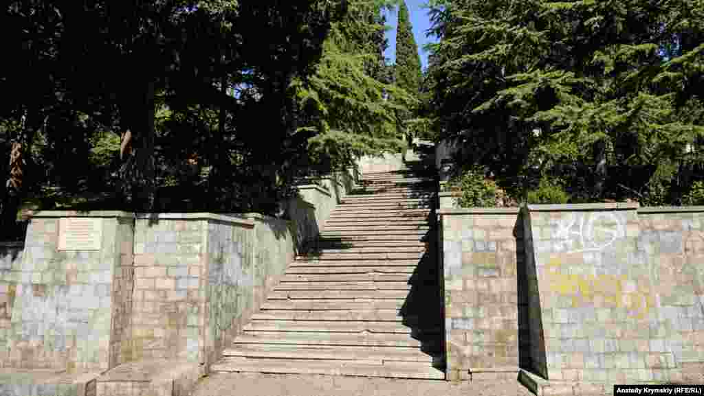 Парадний вхід меморіалу остаточно оформили 1982 року. До цього п'ять років поспіль тривала реконструкція меморіалу на місці старого Масандрівського кладовища