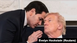 Держсекретар США Марко Рубіо (ліворуч) інформує президента США Дональда Трампа у Білому домі у Вашингтоні, США, 8 жовтня 2025 року