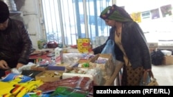 Maryda buluç azlygynyň wekili söwda edýär