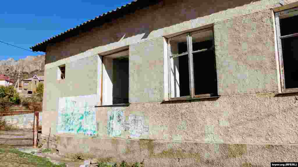 Жовтень 2018. Символ династії Гераїв&nbsp;проглядає з-під шару фарби в селі Зеленогір'я, що на південному сході Криму