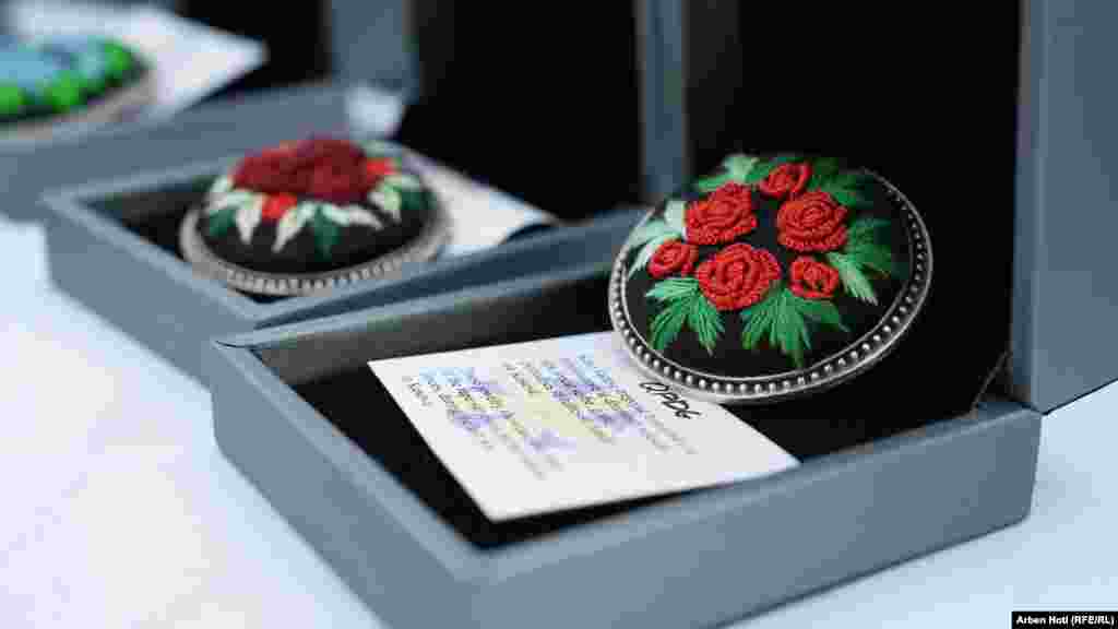 Kjo varëse simbolizon historinë e të mbijetuarave të dhunës seksuale nga forcat serbe gjatë luftës në Kosovë.