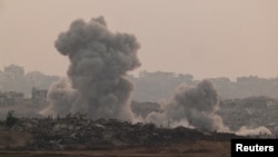 În imagine, fum rezultat după o explozie din Gaza, văzut de pe teritoriul israelian, din apropierea graniţei. Fotografie cu caracter ilustrativ.